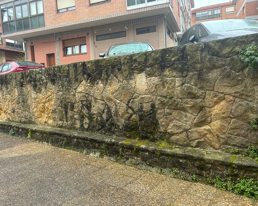 Antes y después de limpieza de suelo y pared con hidrolimpiadora