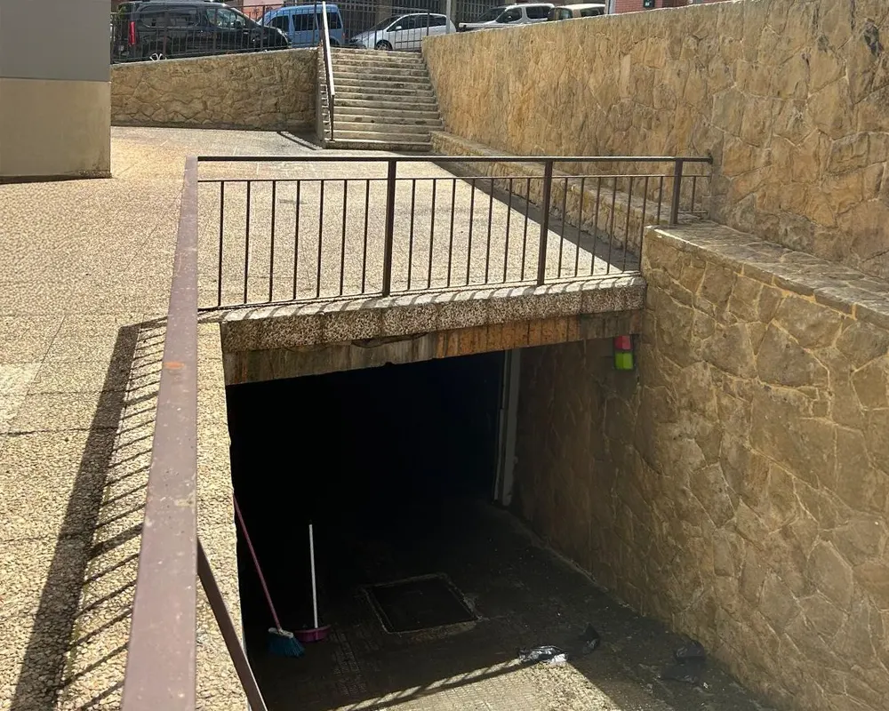 Limpieza profesional de suelos con hidrolimpiadora en comunidades y garajes.